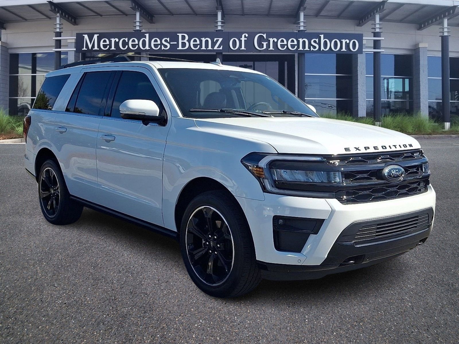 Used 2023 Ford Expedition Limited image 3