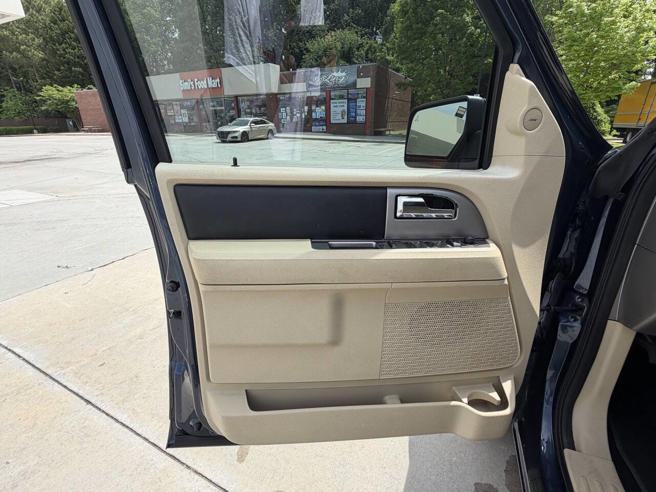 Used 2016 Ford Expedition XLT w/ Equipment Group 202A RWD image 21