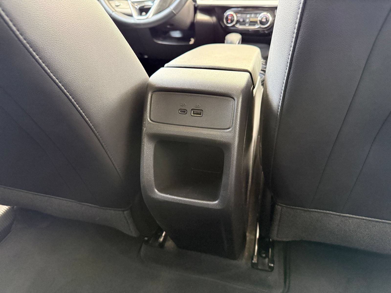 Used 2025 Chevrolet Trax LT w/ LT Convenience Package FWD image 23