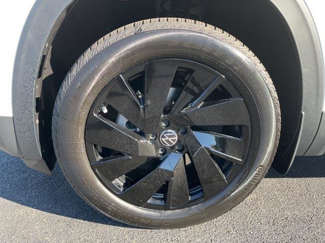 Used 2025 Volkswagen Atlas SE w/ Panoramic Sunroof Package image 11