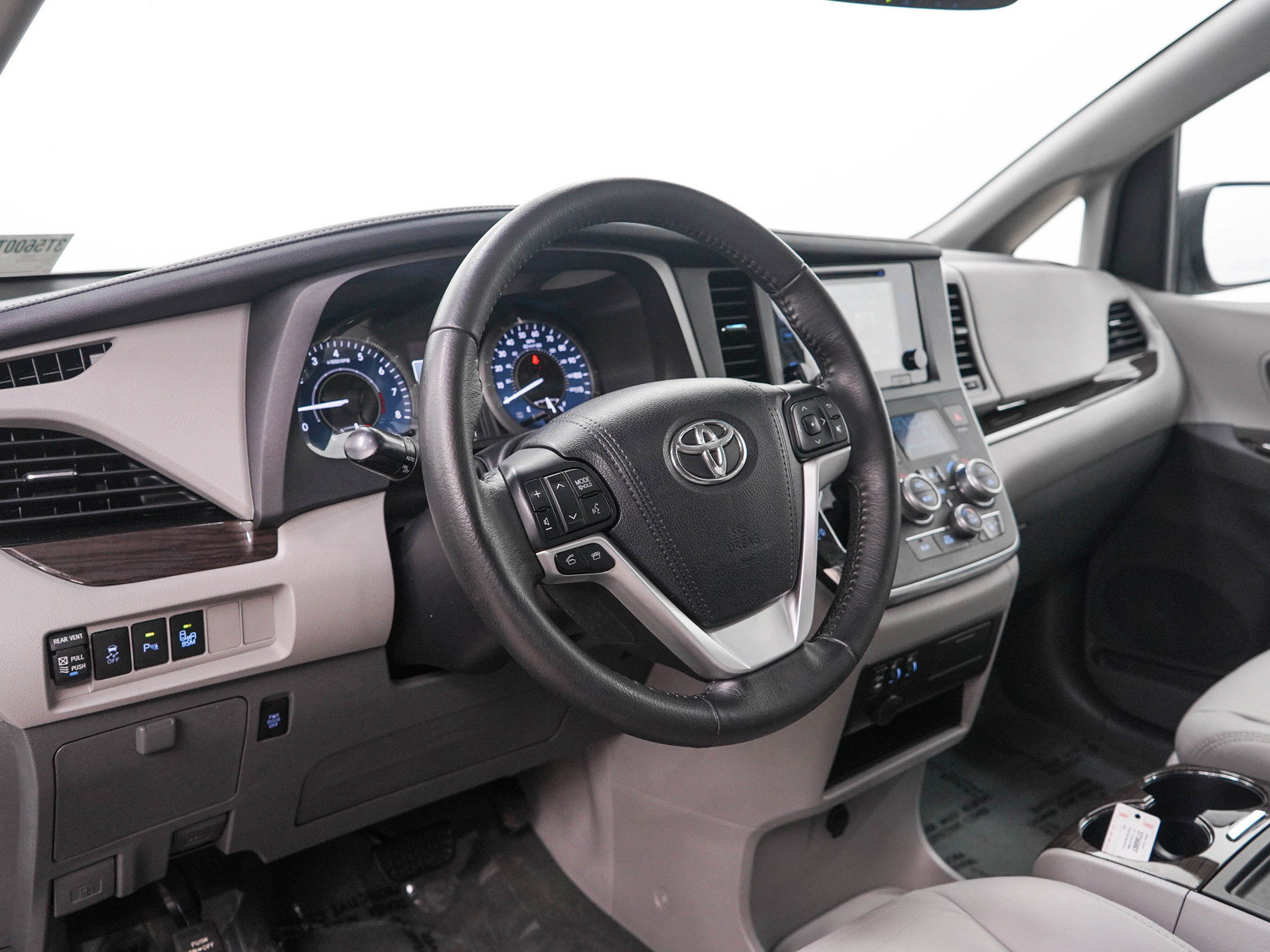 Used 2017 Toyota Sienna XLE w/ XLE Navigation Package AWD/4WD image 25