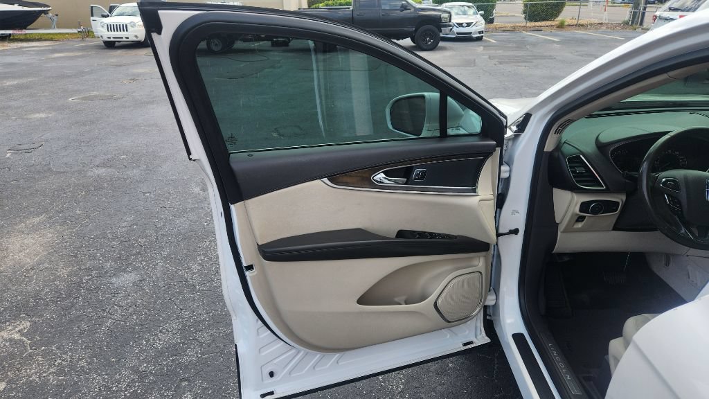 Used 2016 Lincoln MKX Reserve w/ Technology Package FWD image 10
