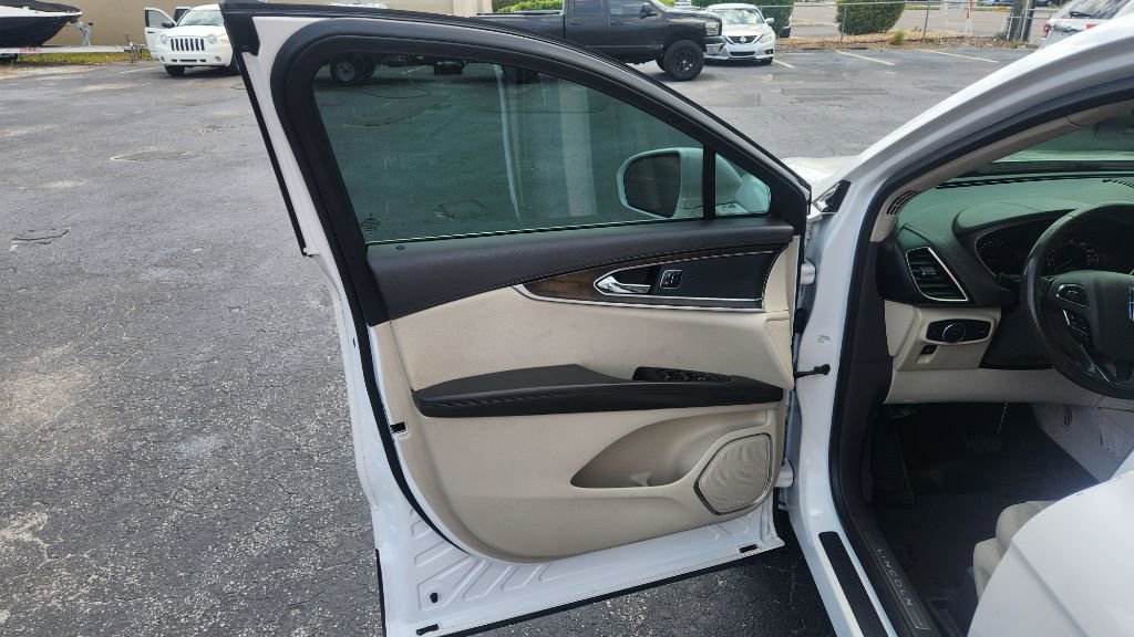 Used 2016 Lincoln MKX Reserve w/ Technology Package FWD image 10