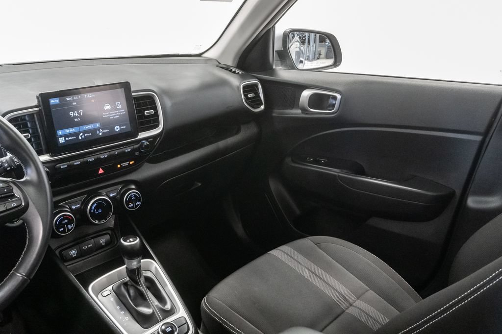 Used 2025 Hyundai Venue SEL FWD image 12