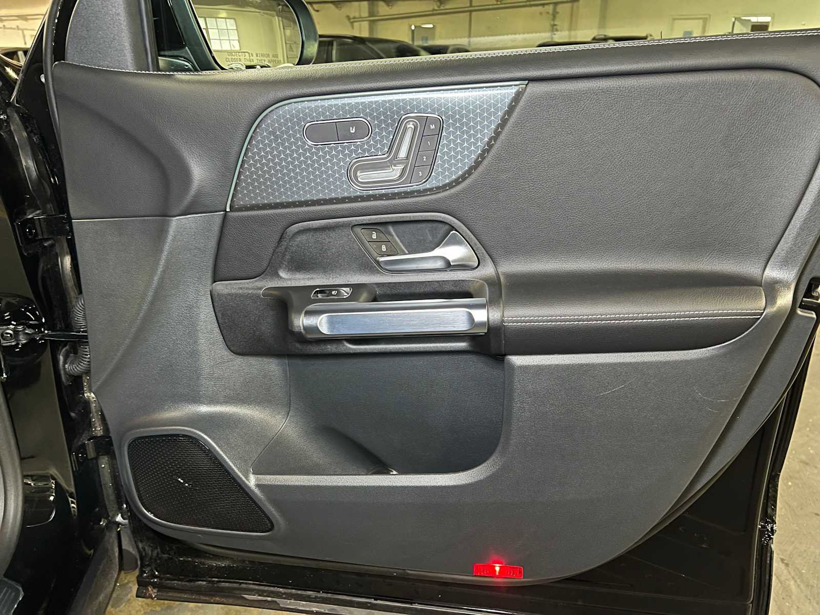 Used 2025 Mercedes-Benz GLB 250 4MATIC image 10