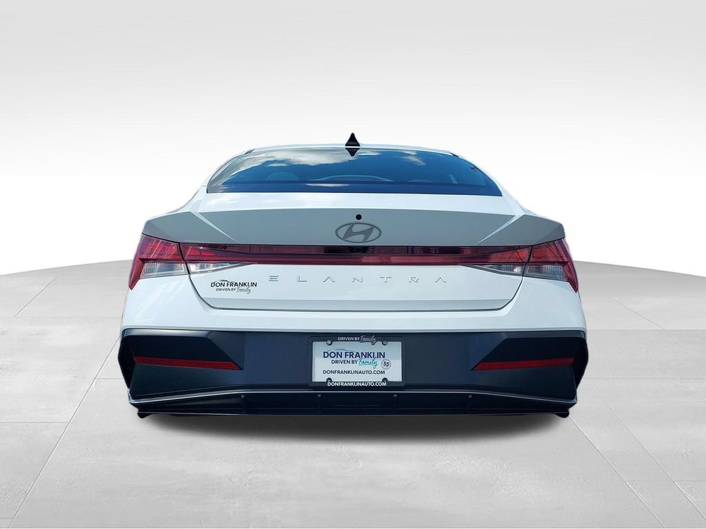 Used 2025 Hyundai Elantra SEL FWD image 4
