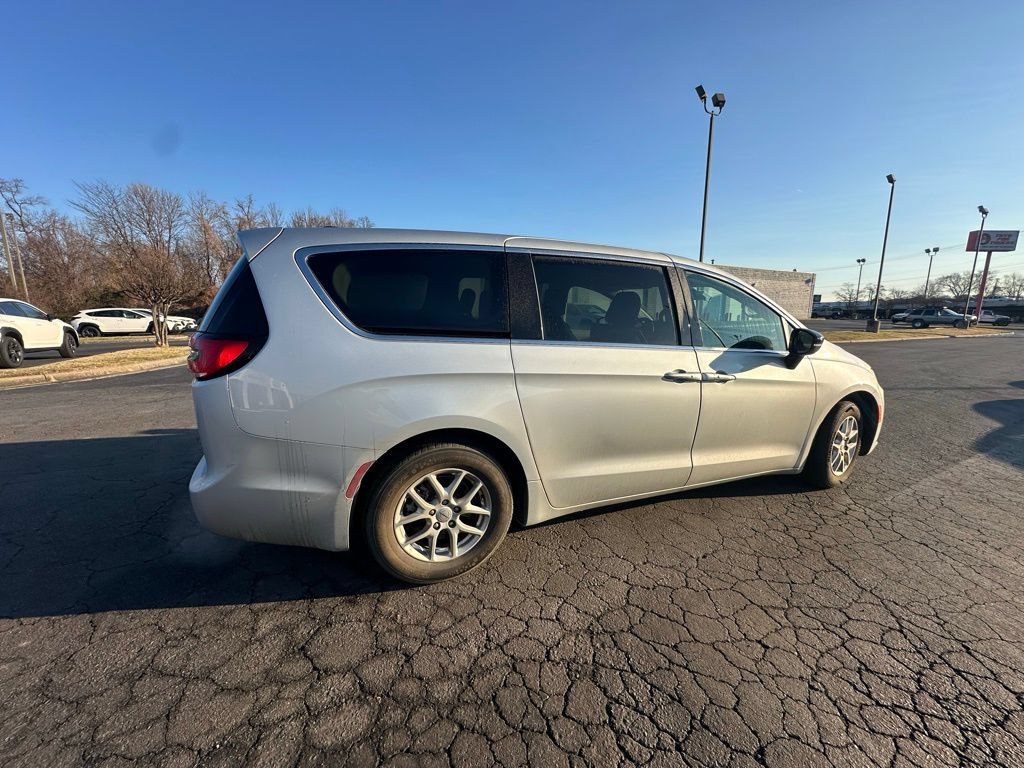 Used 2024 Chrysler Pacifica Touring-L FWD image 4