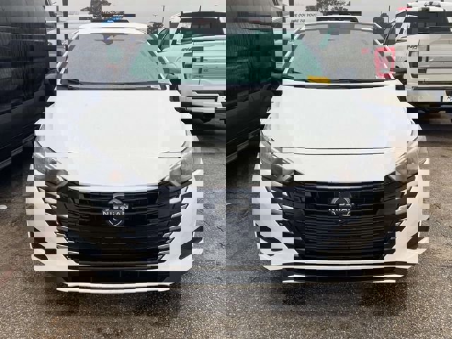 Used 2023 Nissan Versa S image 2