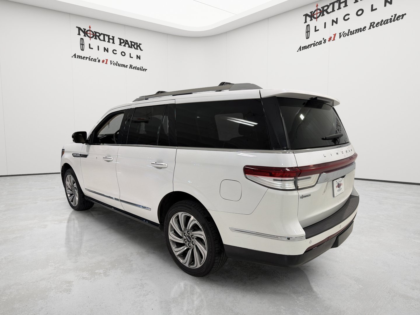 Used 2023 Lincoln Navigator Reserve AWD/4WD image 3