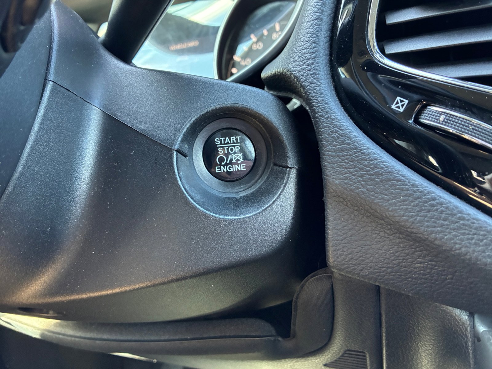 Used 2018 Jeep Compass Limited w/ Navigation Group image 29