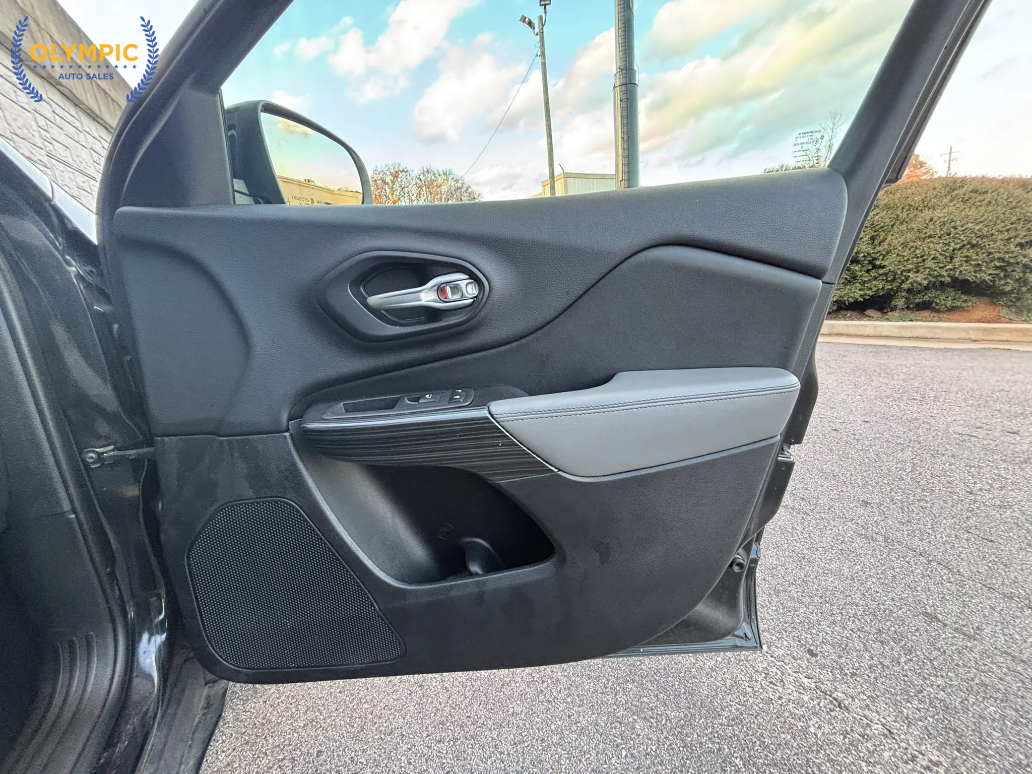 Used 2014 Jeep Cherokee Limited w/ Trailer Tow Group image 40