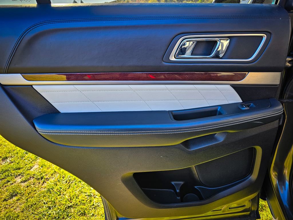 Used 2017 Ford Explorer Platinum image 37