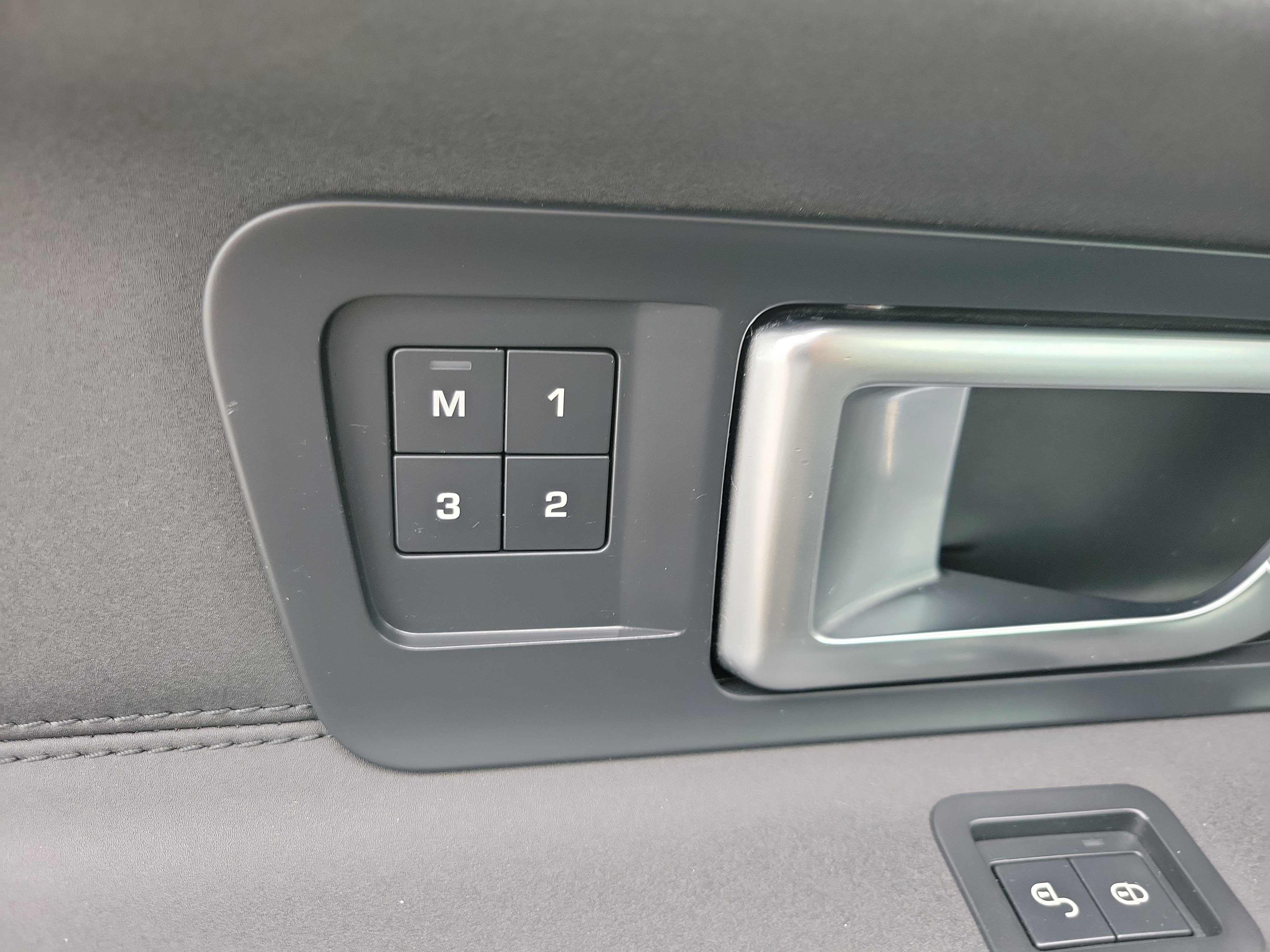 Used 2019 Land Rover Discovery Sport HSE AWD/4WD image 17