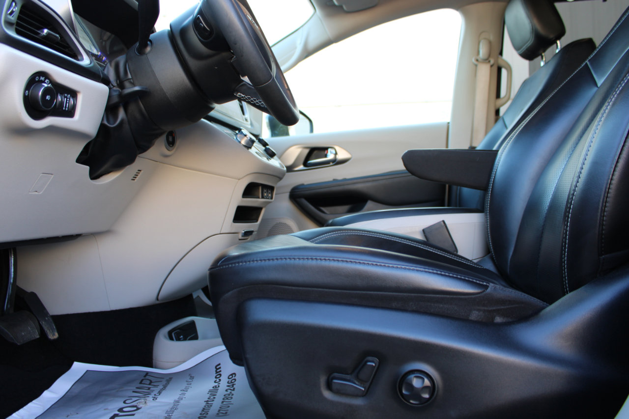 Used 2023 Chrysler Pacifica Touring-L image 17