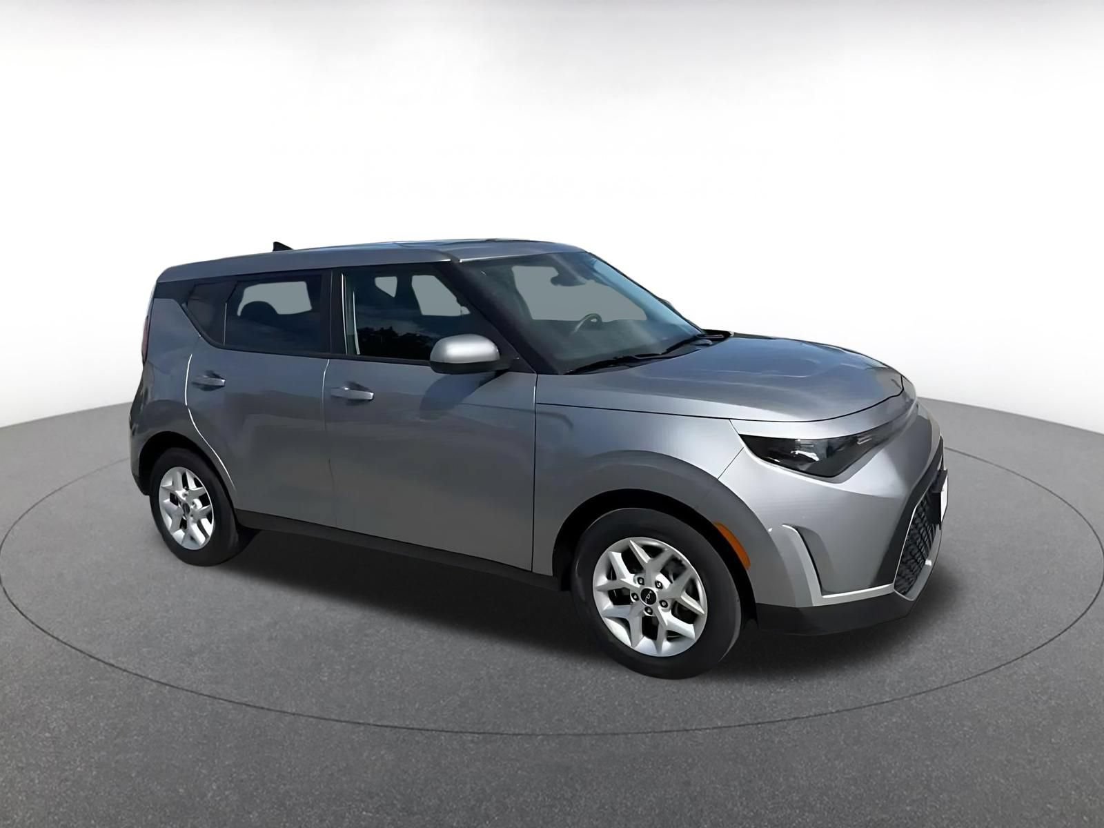 Used 2025 Kia Soul LX w/ LX Technology Package FWD image 2