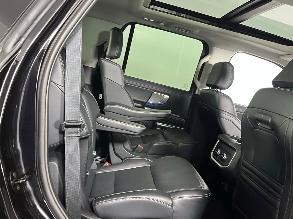 Used 2025 Ford Expedition Platinum image 34