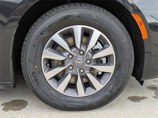 Certified 2024 Chrysler Pacifica Select image 11