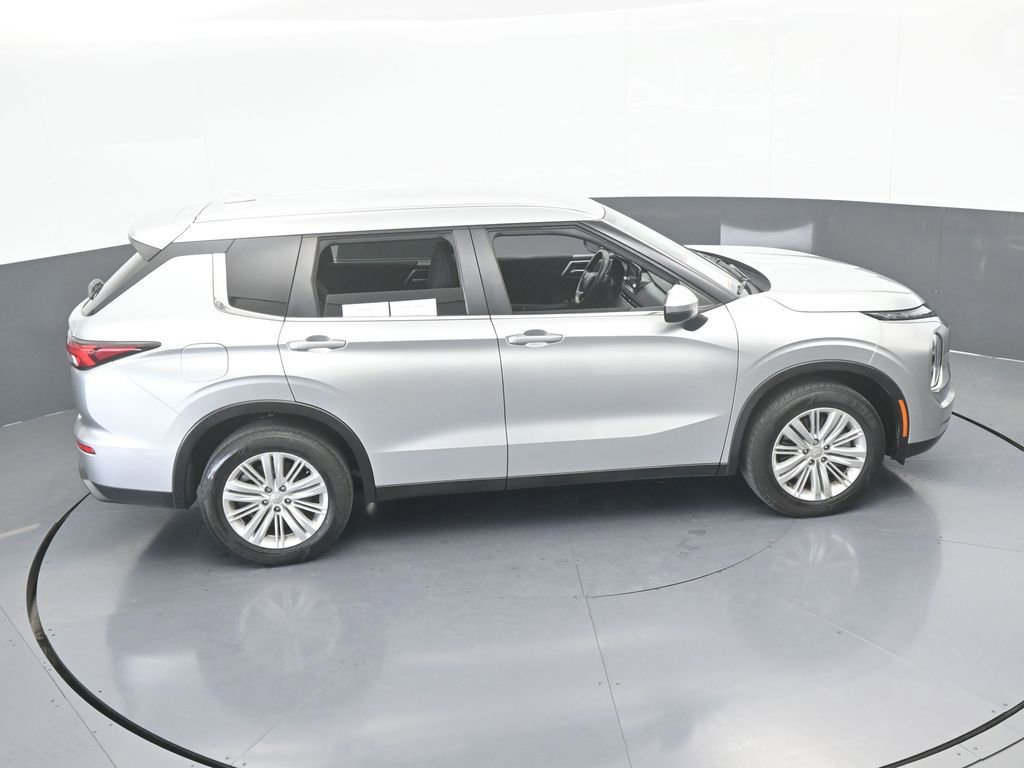 Used 2024 Mitsubishi Outlander ES image 16