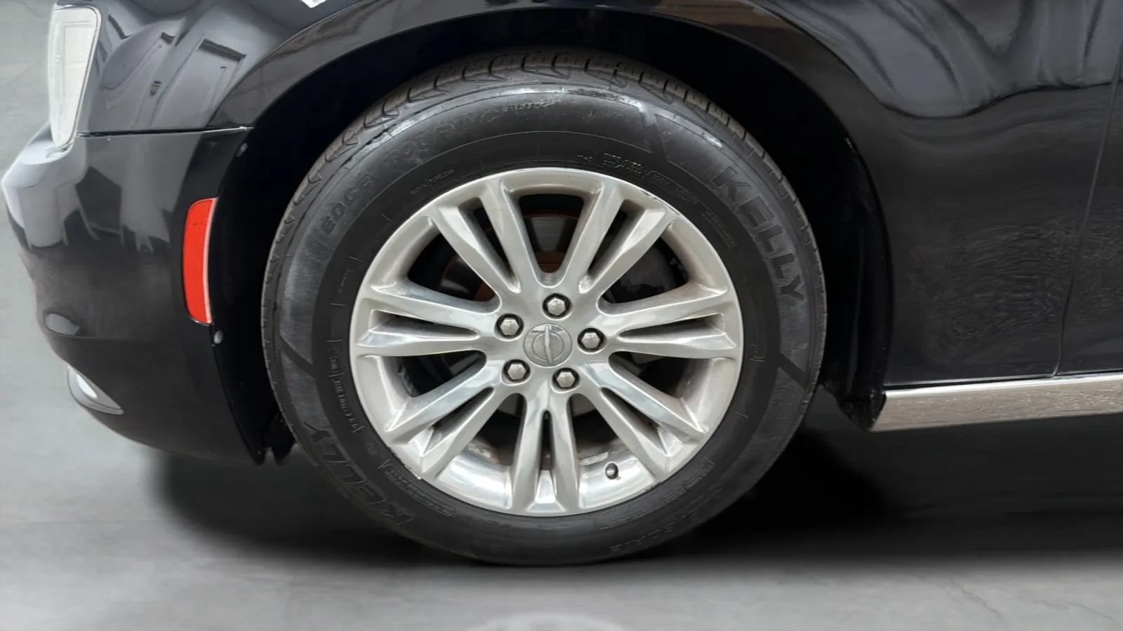 Used 2016 Chrysler 300 C RWD image 28