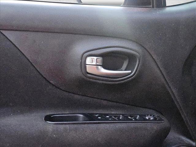 Used 2018 Jeep Renegade Latitude w/ Popular Equipment Group image 7