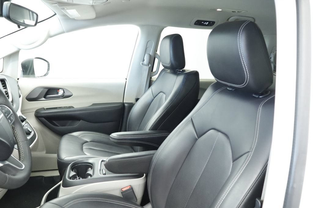 Certified 2023 Chrysler Pacifica Touring-L FWD image 28