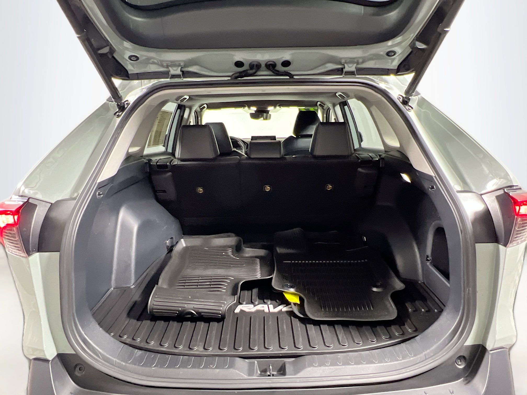 Used 2022 Toyota RAV4 XLE Premium image 34