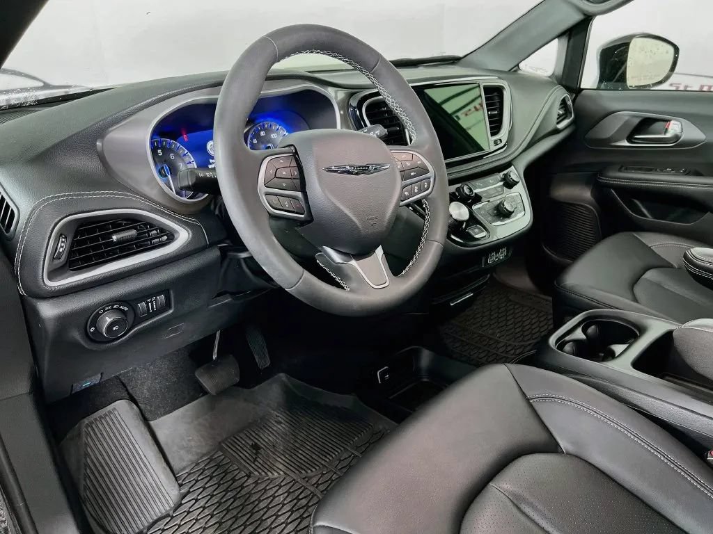 Used 2025 Chrysler Pacifica Select w/ Fav Edition Package FWD image 10