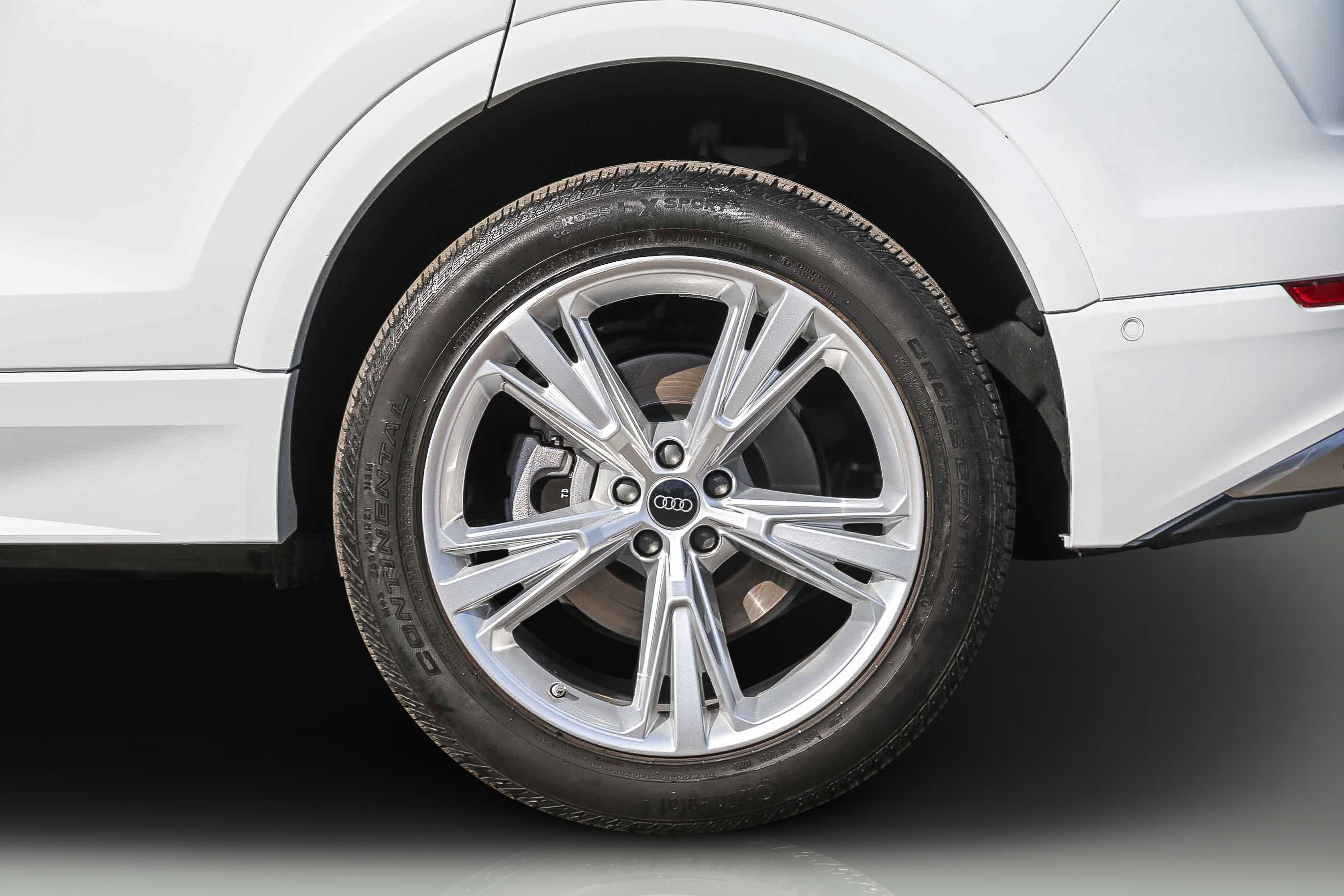 Used 2023 Audi Q8 Premium image 11