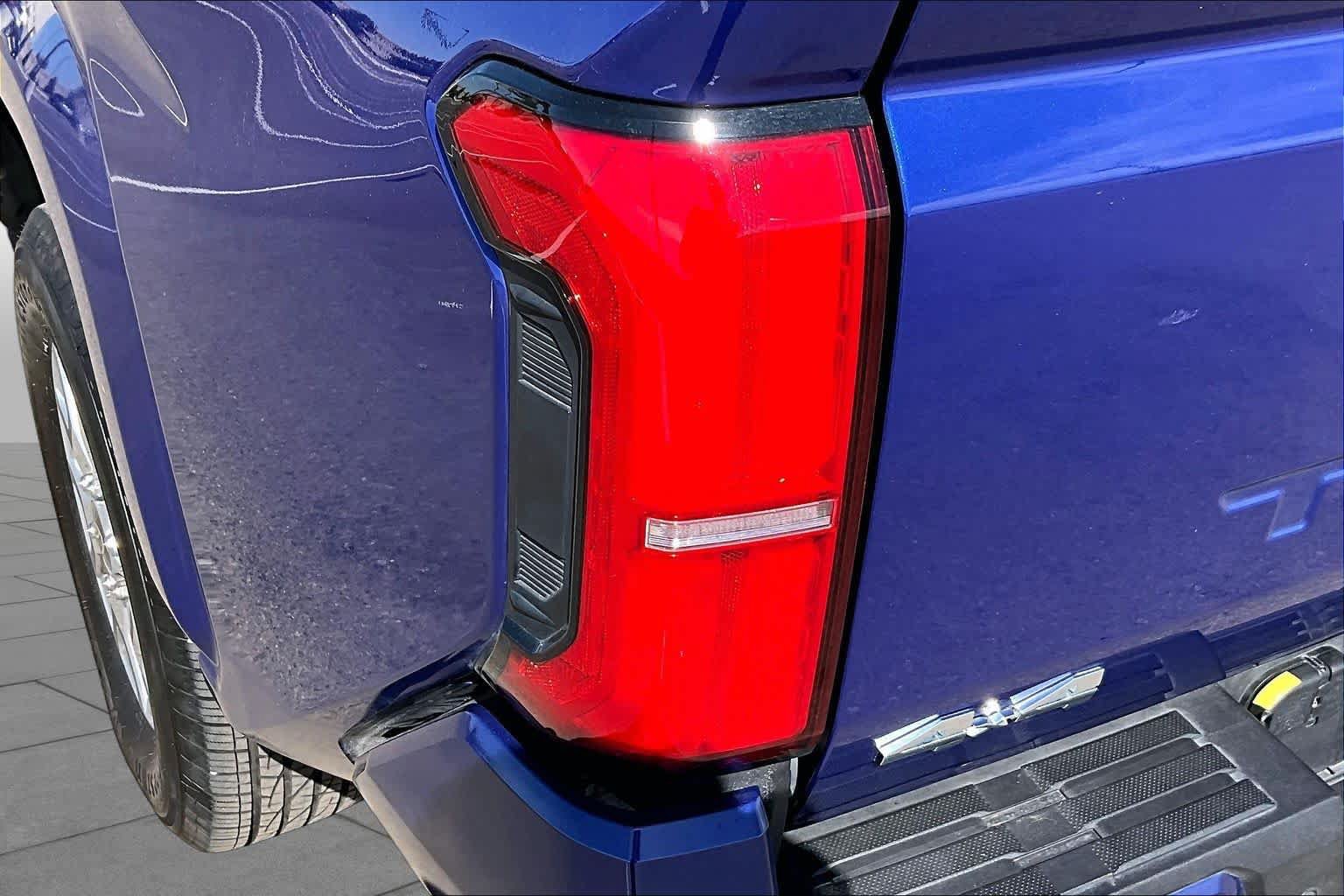 Used 2025 Toyota Tacoma SR5 AWD/4WD image 29