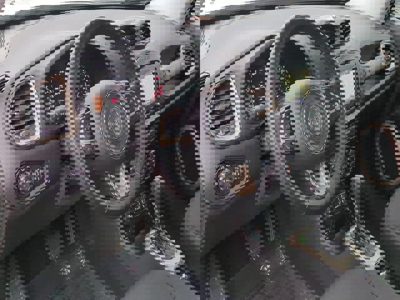 Used 2016 Jeep Renegade Latitude image 2