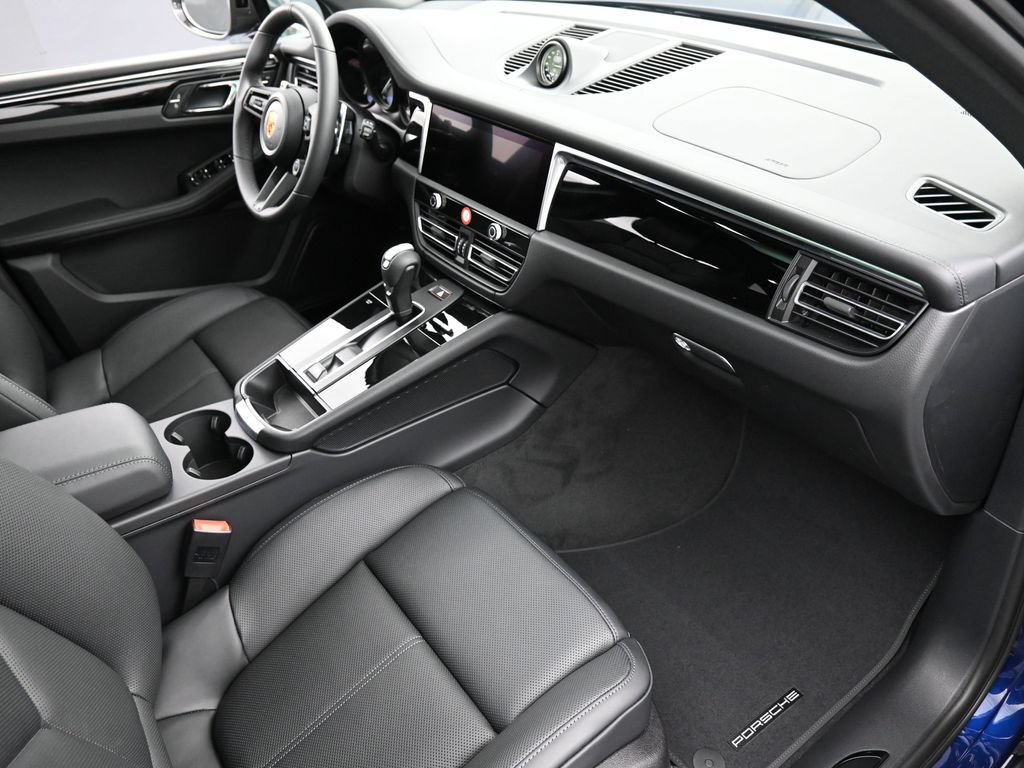 Certified 2026 Porsche Macan AWD/4WD image 32
