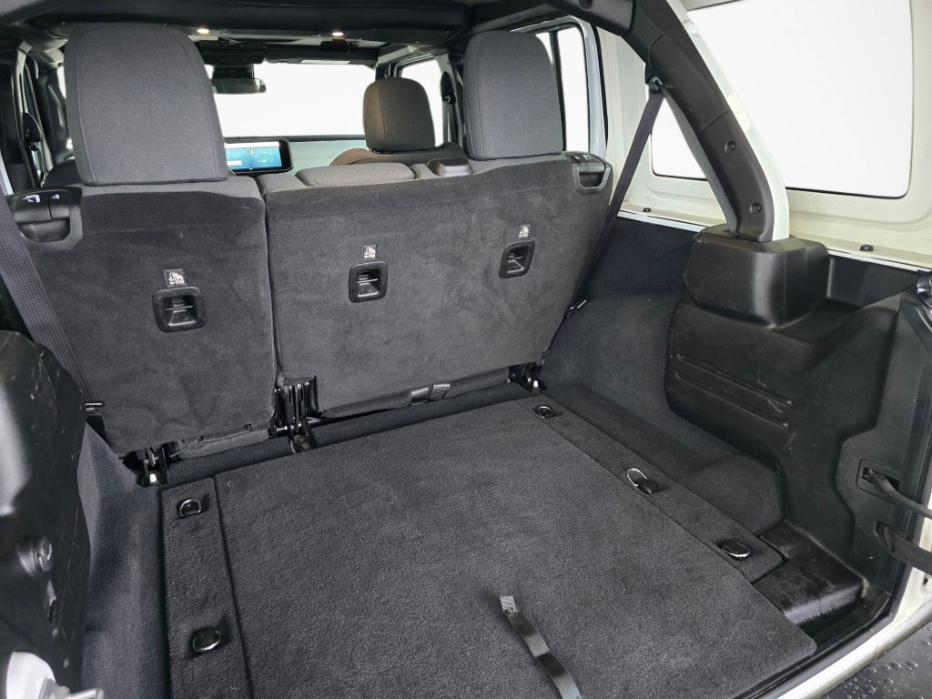 Used 2025 Jeep Wrangler Unlimited Sahara AWD/4WD image 16