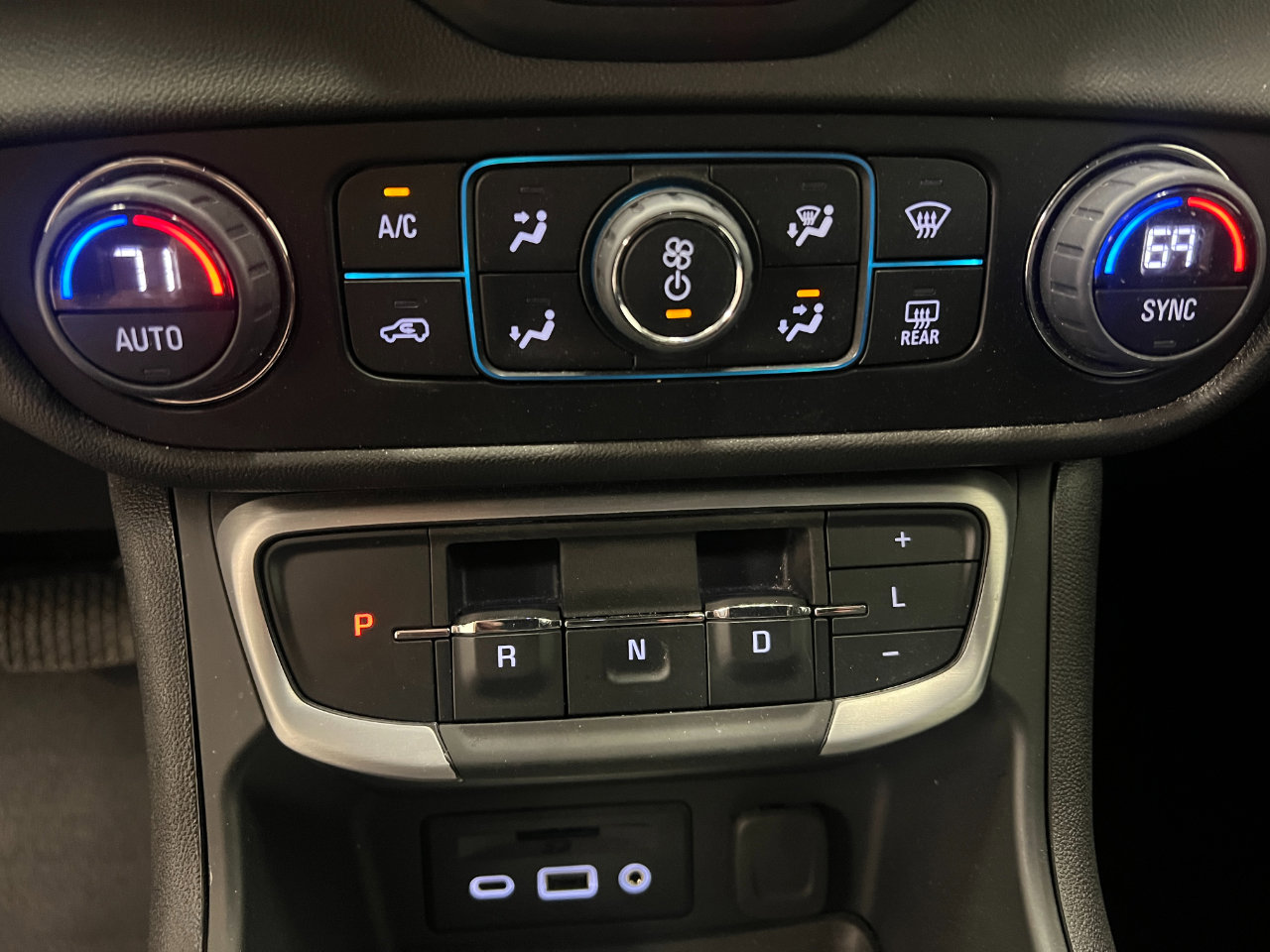 Used 2024 GMC Terrain SLT image 40