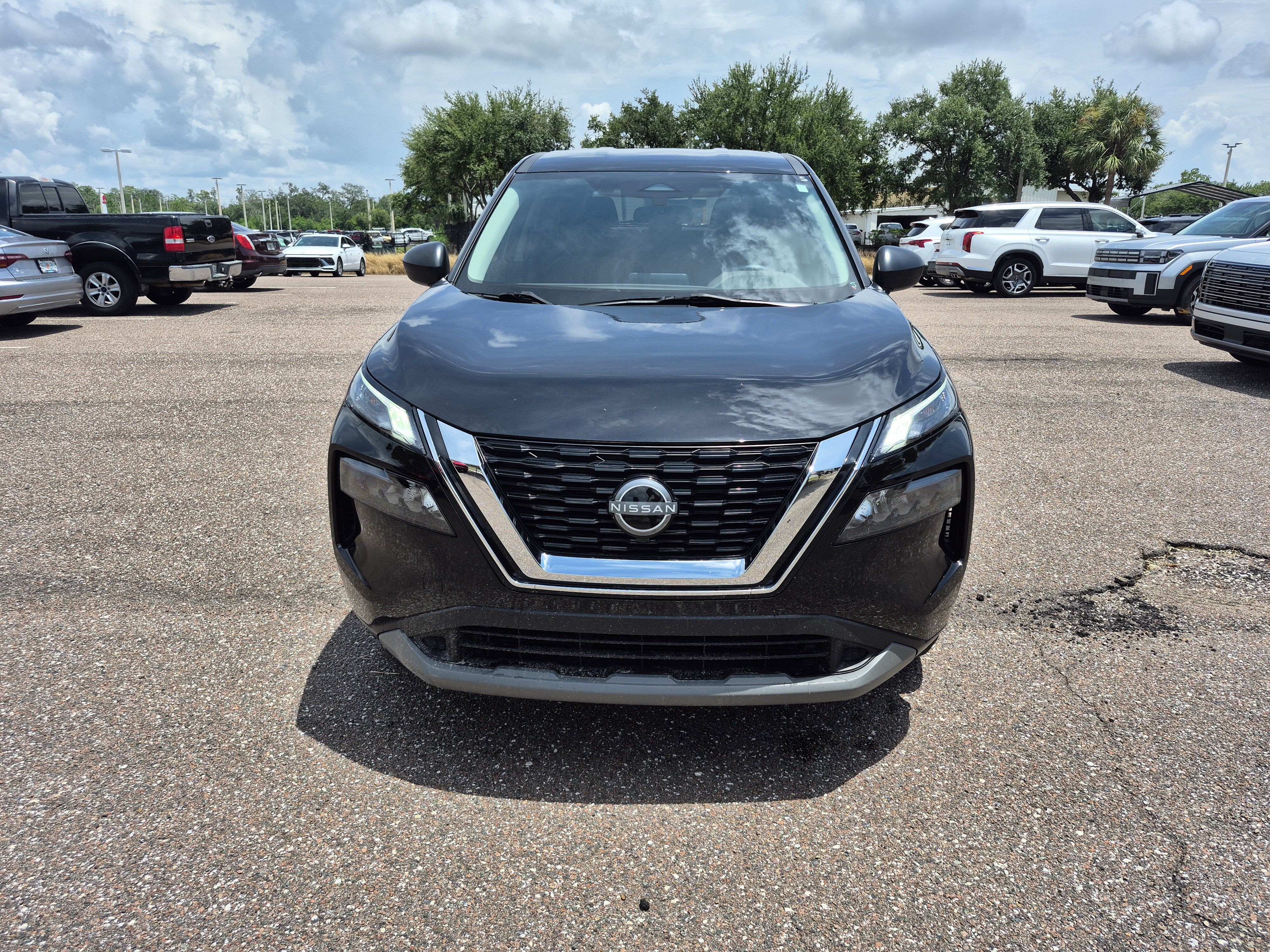 Used 2022 Nissan Rogue S FWD image 2