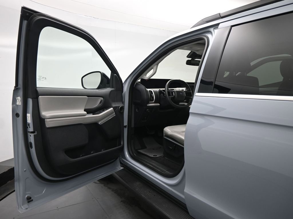 Certified 2025 Ford Expedition Active image 9