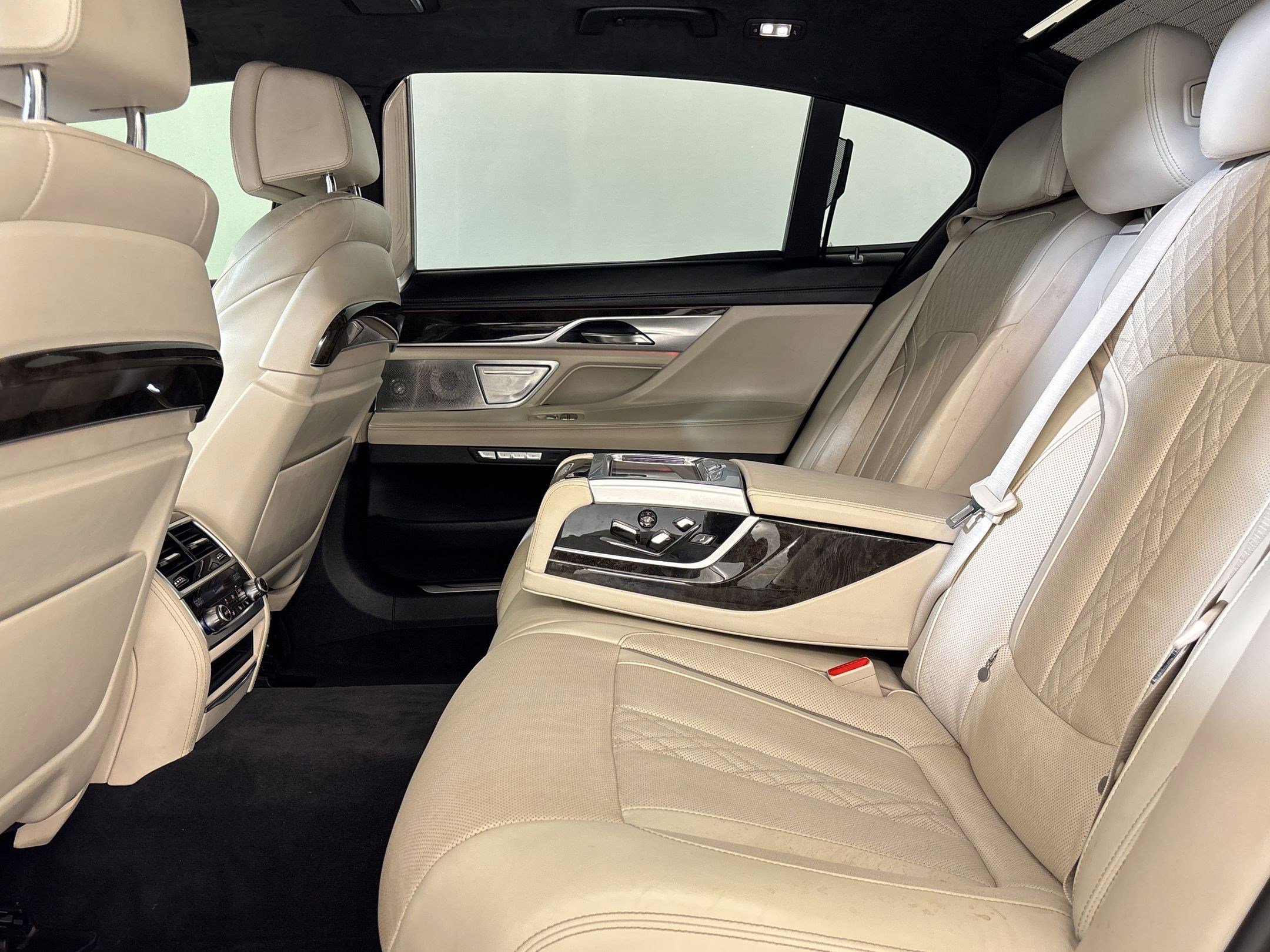 Used 2016 BMW 750i image 34