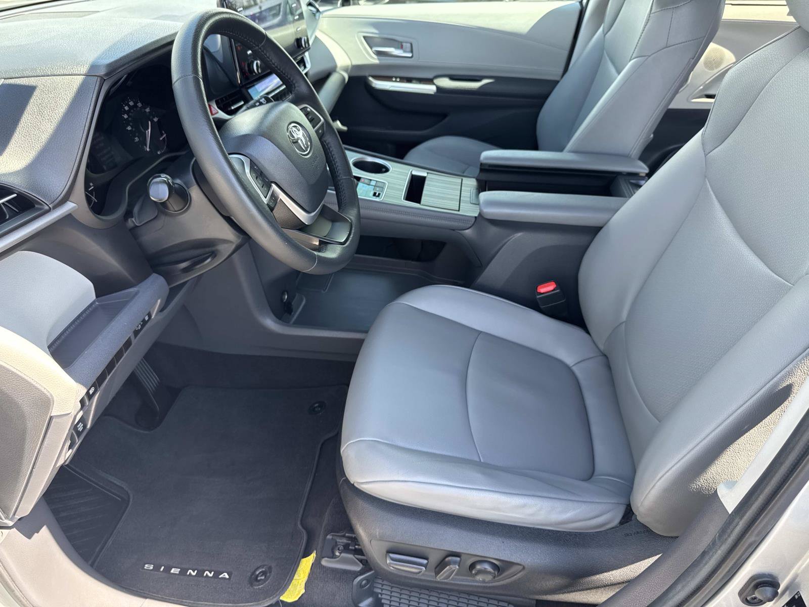 Used 2022 Toyota Sienna XLE FWD image 23