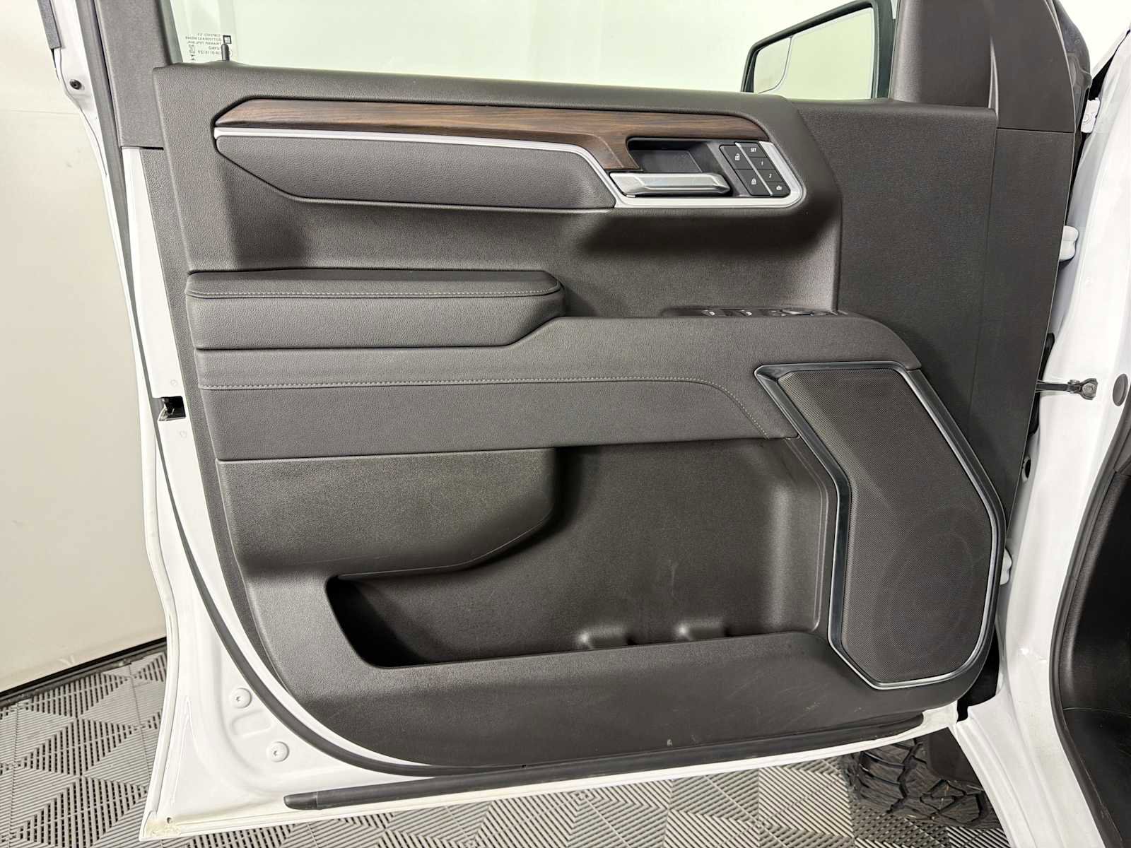 Used 2025 GMC Sierra 1500 SLT image 6