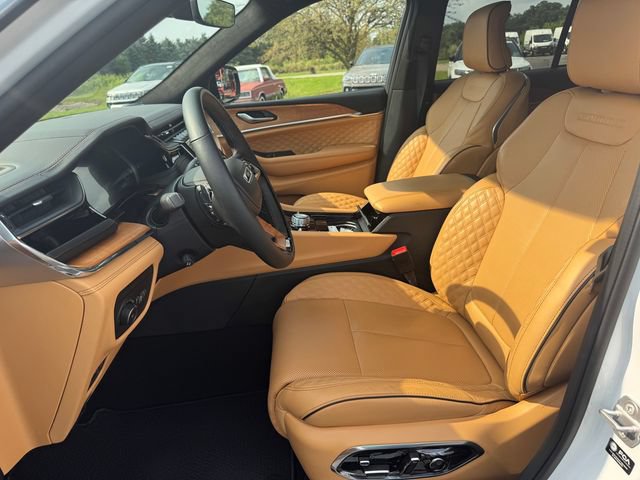 Used 2025 Jeep Grand Cherokee Summit AWD/4WD image 22