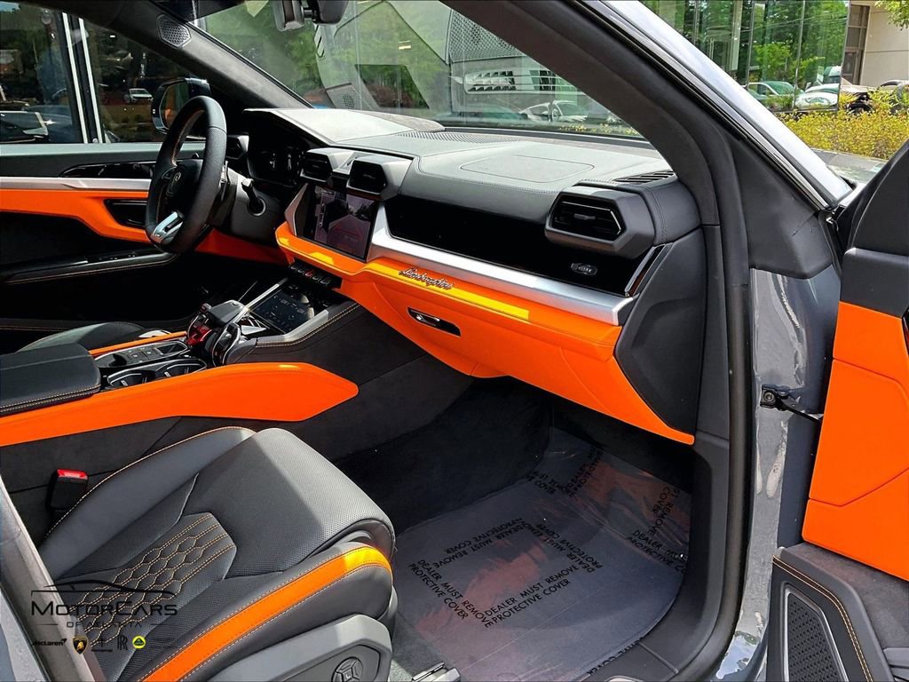 Used 2025 Lamborghini Urus SE AWD/4WD image 14