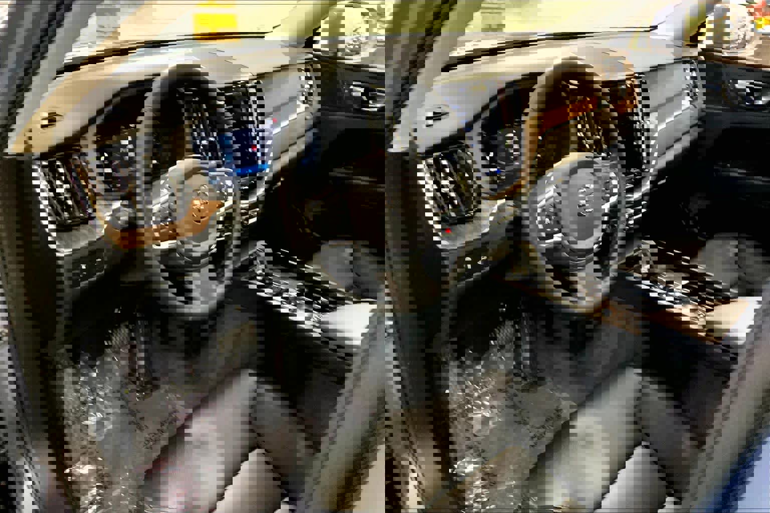 Used 2022 Volvo XC60 B5 Momentum w/ Climate Package image 18