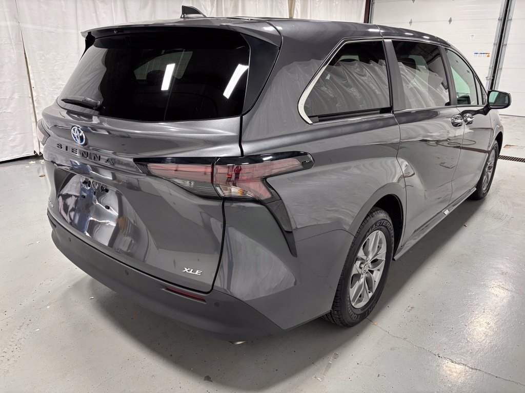 Used 2025 Toyota Sienna XLE AWD/4WD image 7