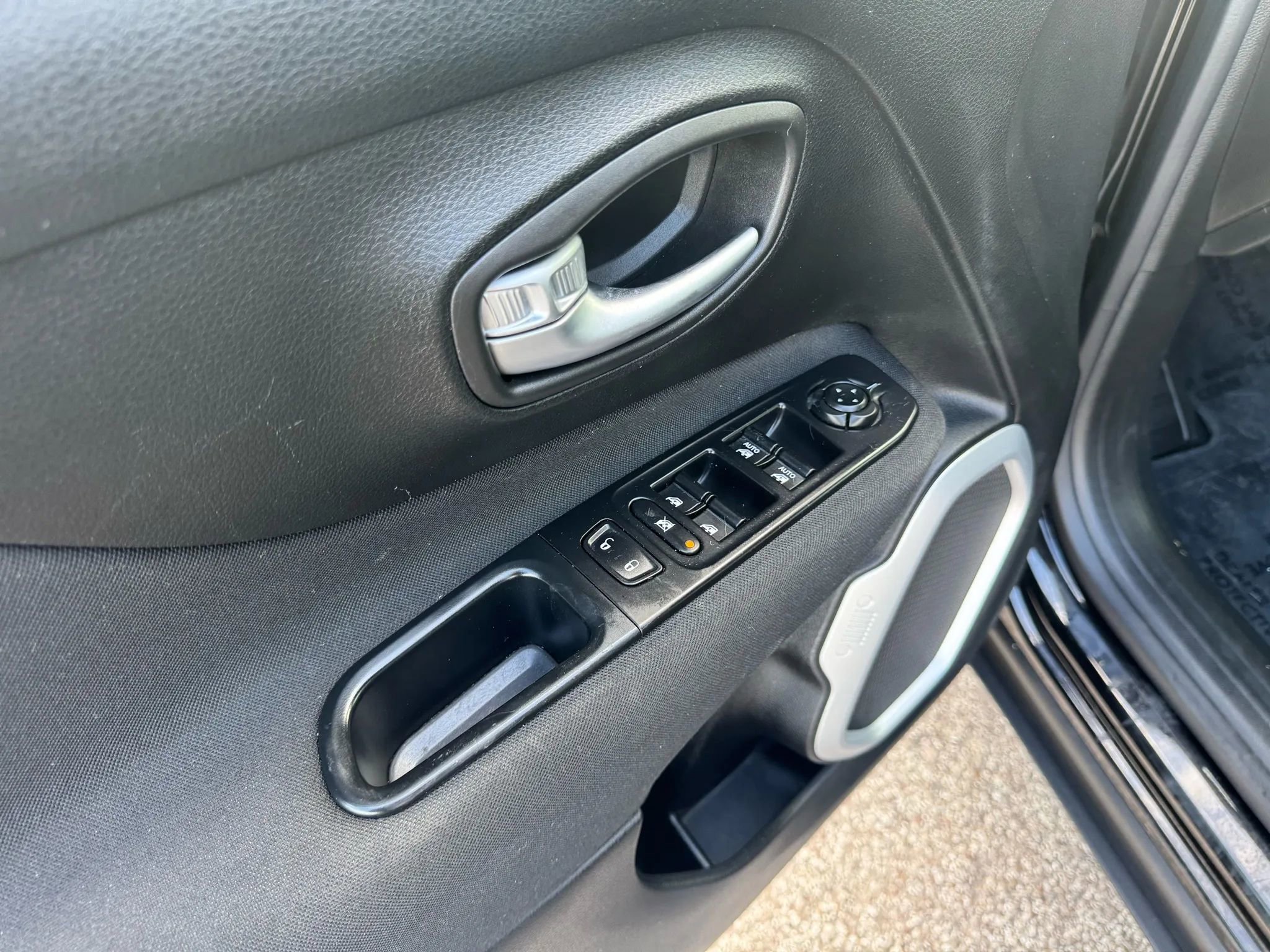 Used 2018 Jeep Renegade Latitude FWD image 12