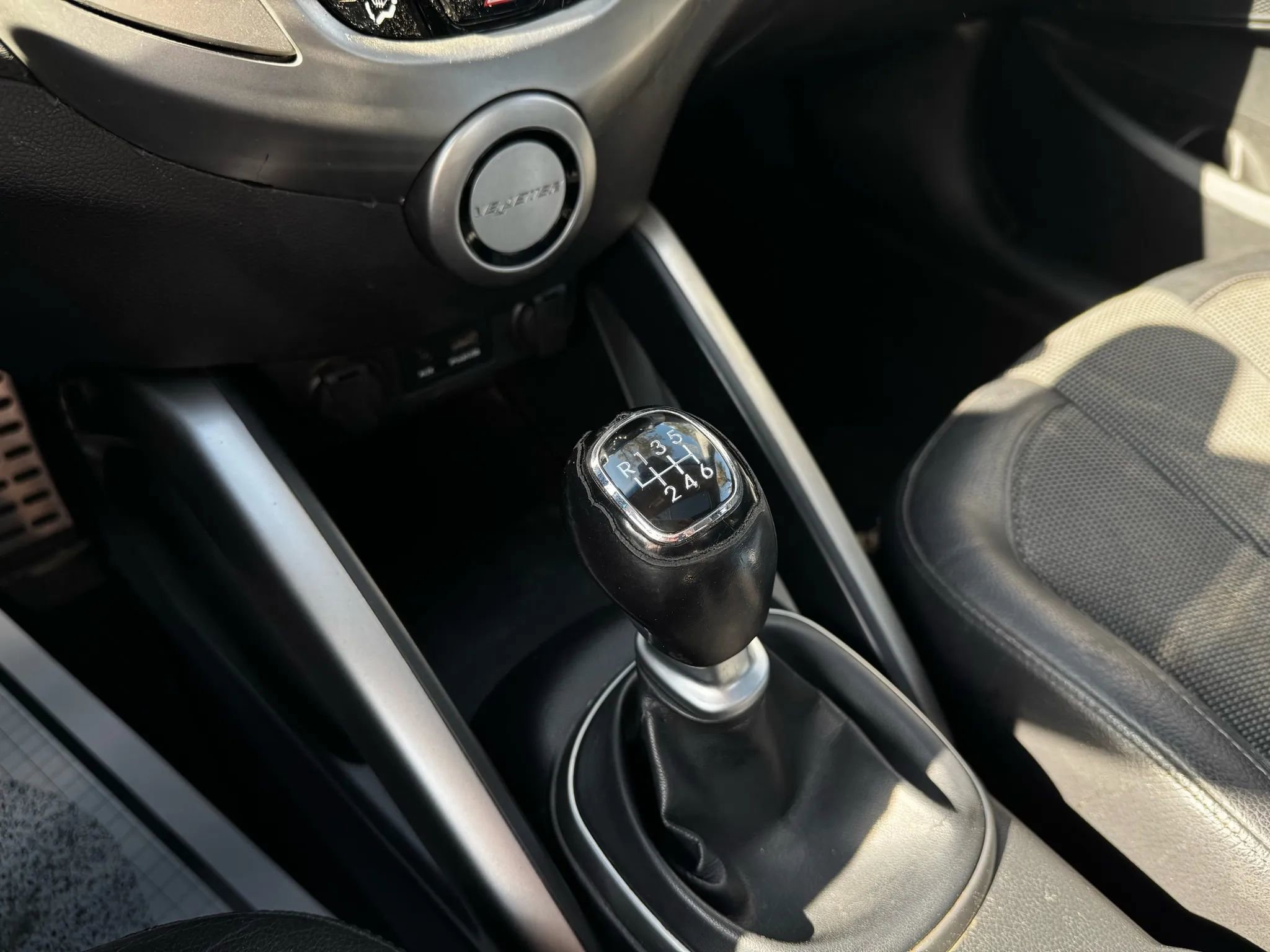 Used 2012 Hyundai Veloster w/ Style Pkg image 21