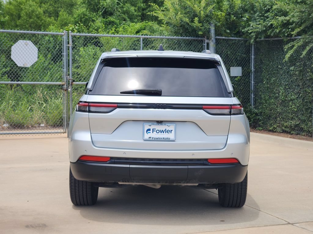 Used 2023 Jeep Grand Cherokee Altitude RWD image 6