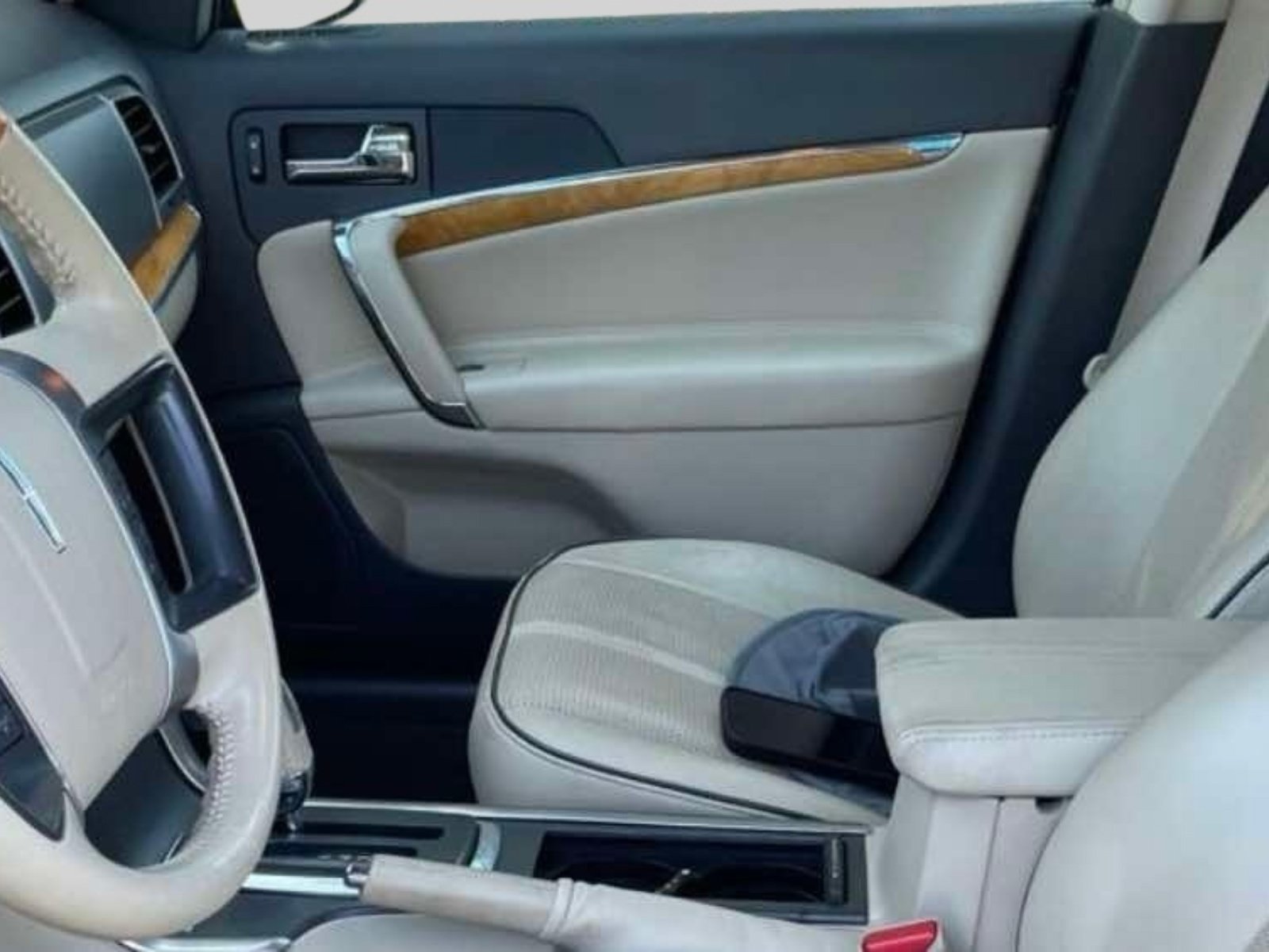 Used 2012 Lincoln MKZ Hybrid FWD image 2