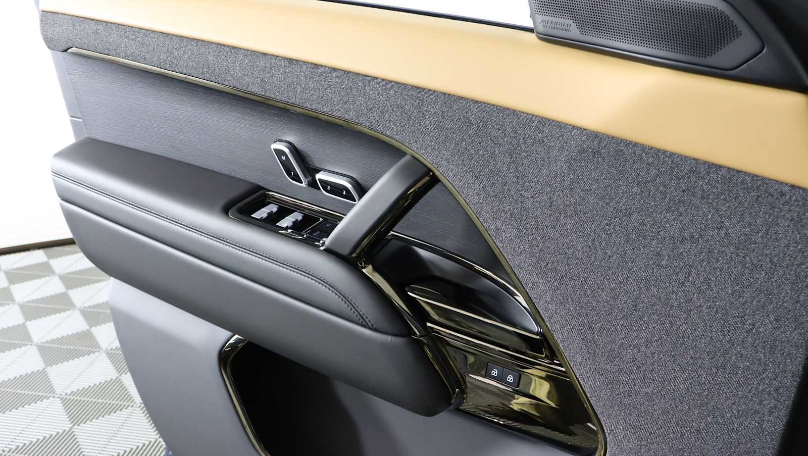 Used 2025 Land Rover Range Rover Sport Dynamic SE image 15