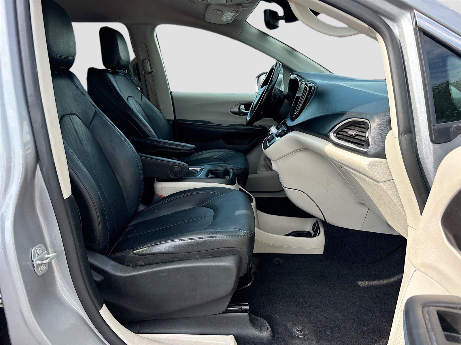 Used 2021 Chrysler Pacifica Touring-L FWD image 32