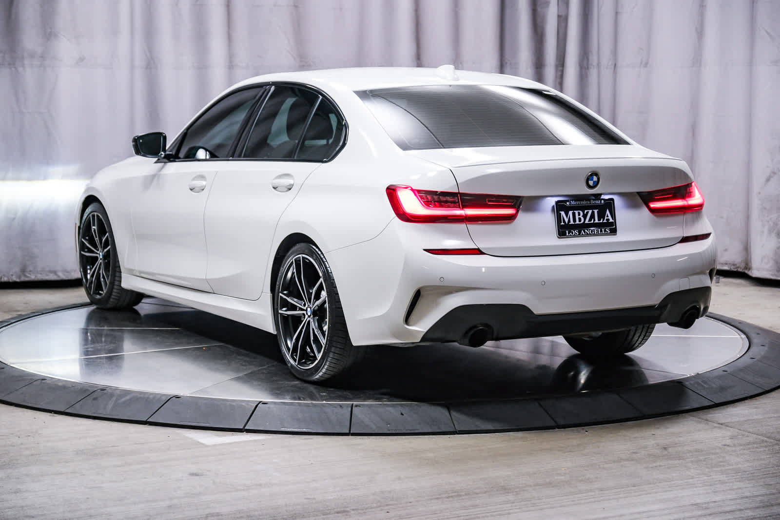 Used 2022 BMW 330i Sedan w/ M Sport Package RWD image 2