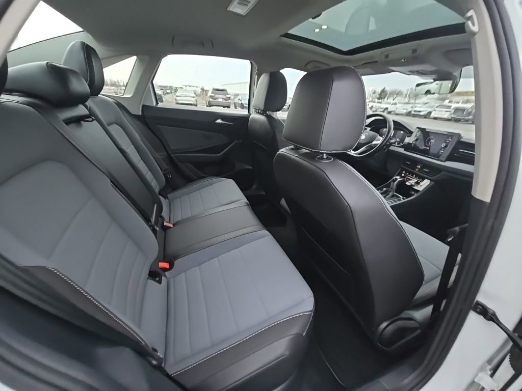 Used 2025 Volkswagen Jetta SE w/ Sunroof Package image 29